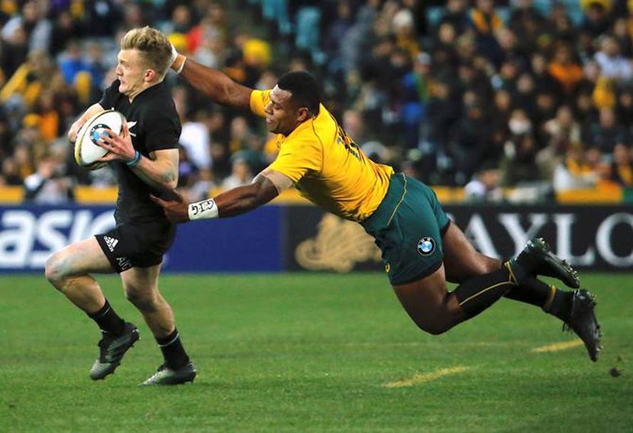 Un momento di gioco durante la partita di rugby tra i neozelandesi degli All Blacks e gli Australian Wallabies (Reuters)